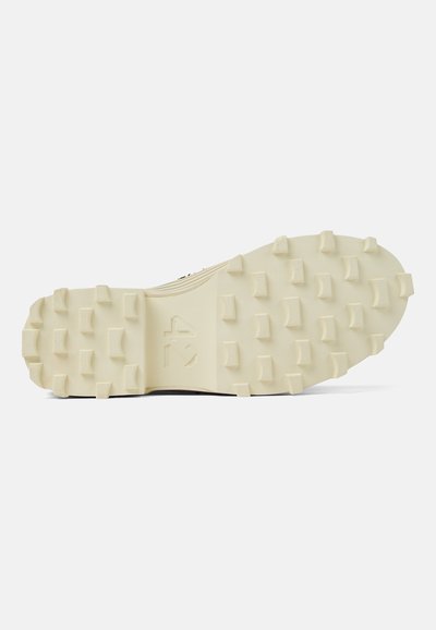 Suola della scarpa realizzata in un materiale gommoso crema con prominenti tacche rettangolari per una migliore aderenza e un motivo testurizzato. Logo del marchio impresso al centro.