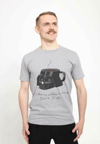 Camiseta de algodón gris con un gráfico de una taza de café de Darth Vader en negro y el texto "Me gusta mi café del lado oscuro" debajo.