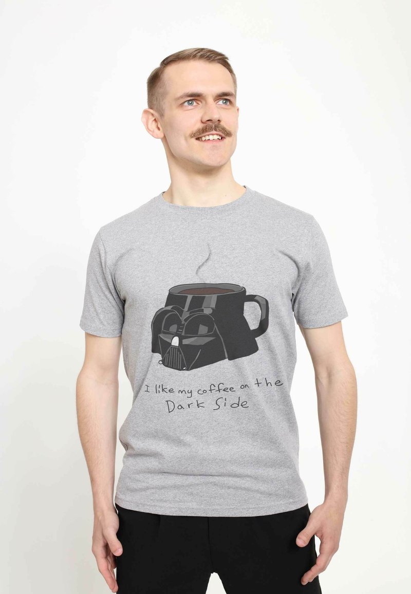 Camiseta de algodón gris con un gráfico de una taza de café de Darth Vader en negro y el texto "Me gusta mi café del lado oscuro" debajo.