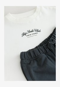 Selectat, white/black