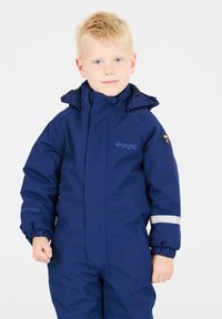 Navyblauwe kindernevepak met capuchon, elastische manchetten en een reflecterende streep. Bevat het merklogo op de borst en de arm.