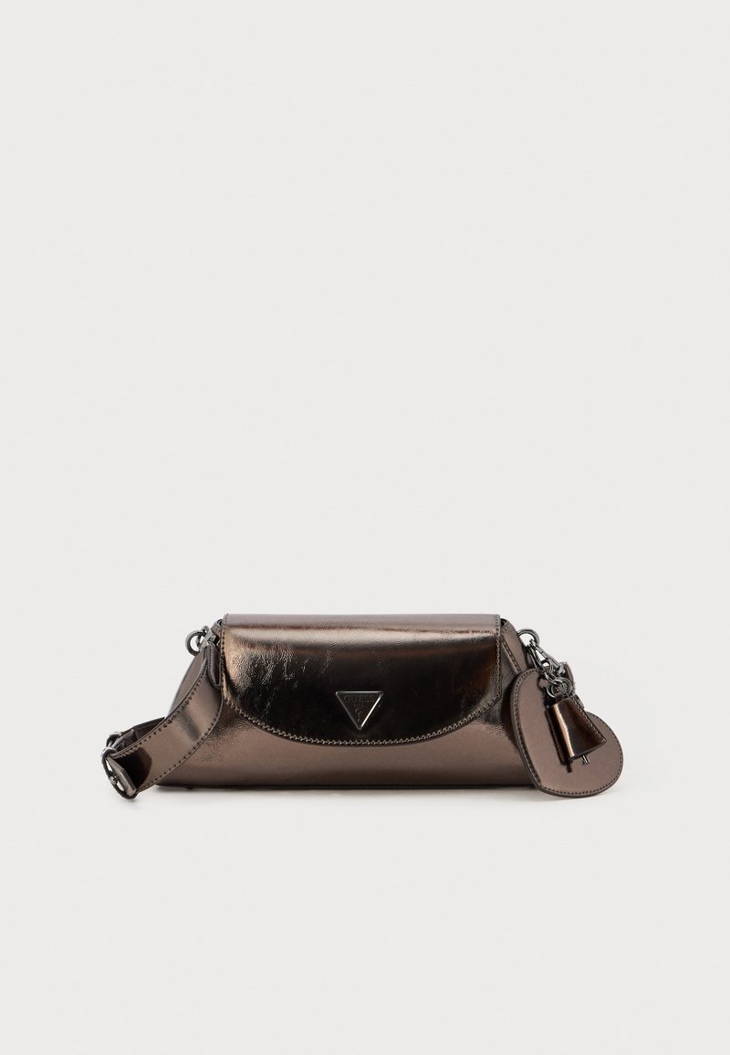 Pochette en cuir marron foncé brillant avec rabat, porte-clé rond attaché et bandoulière réglable sur un fond uni.