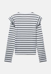 Top a maniche lunghe bianco con strisce orizzontali nere, caratterizzato da dettagli arricciati sulle spalle e da un collo a girocollo.