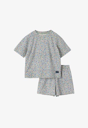 Top med korte ærmer og shorts med blå, pink og grøn blomsterprint, lille sort "P.O.P" mærkat på topens kant.