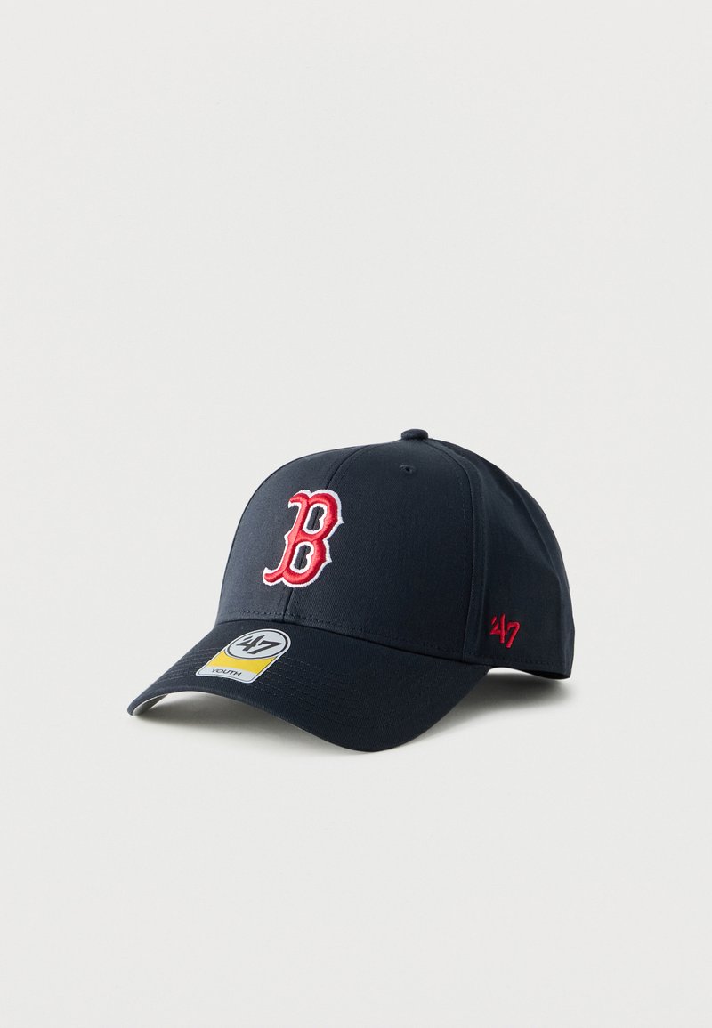 Casquette de baseball bleu marine en tissu ; présente un logo "B" rouge brodé sur le devant, un petit "47" rouge sur le côté, et une visière incurvée.