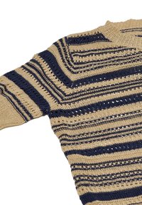 Beige kötött pulóver tengerészkék vízszintes csíkokkal, nyitott mintázattal, kerek nyakkivágással és rövid ujjakkal. Figyelemre méltó váltakozó minták.