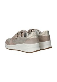 Beige sport schoenen met een gestructureerde bovenkant, suède accenten en metallic details. Voorzien van een witte tussenzool en rubberen zool voor grip.