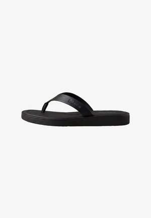 Sort Calvin Klein flip-flop sandal med tekstureret sål og bred rem med præget mærkenavn, vist i sideprofil.