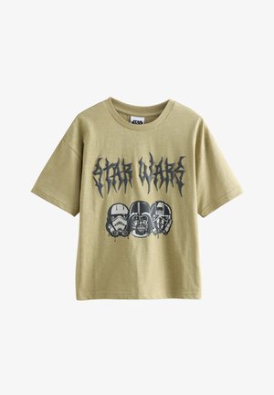 Maglietta verde oliva chiaro con scritta nera "Star Wars" e elmetti stampati di uno stormtrooper, Darth Vader e un pilota.