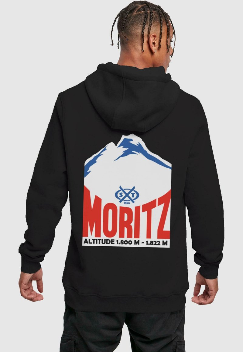 Fekete kapucnis pulóver, amelynek hátulján egy nagy grafikai tervezés található, kék és fehér hegyekkel, valamint élénk piros szöveggel, amely "MORITZ" feliratot és magassági adatokat tartalmaz.