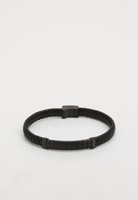Pulsera de cuero trenzado negro con un acabado suave, con un cierre metálico. Los acentos muestran la marca "BOSS" en uno de los segmentos.