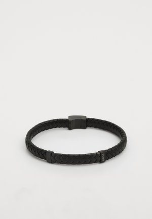 Pulseira de couro trançado preto com um acabamento suave, apresentando um fecho de metal. Os detalhes exibem a marca "BOSS" em um dos segmentos.