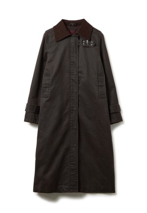 Long manteau marron en tissu lisse, avec un col en velours côtelé foncé, deux poches latérales et un détail de fermeture à l'avant.