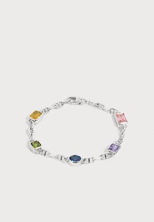 Bracelet chaîne en argent avec des pierres précieuses multicolores rectangulaires et ovales en jaune, vert, bleu, violet et rose sur fond blanc.