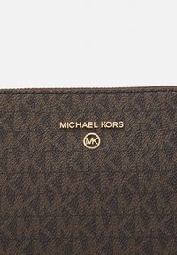 MICHAEL Michael Kors JET CHARM DOME - Taška cez plece - brown/acorn