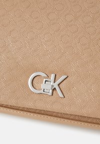 Calvin Klein SHOULDER BAG - Käekott - amphora