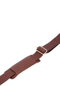 Brauner Lederarmband mit strukturierter Oberfläche, ausgestattet mit einer rechteckigen Polsterung und einer goldfarbenen Metallschnalle zur Längenanpassung.