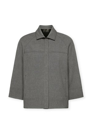 Chaqueta gris de manga corta en un tejido texturizado con cuello y cierre frontal. Presenta dos detalles de costura vertical en el pecho.