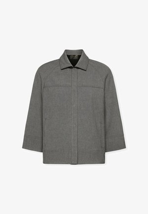 Grå, kortærmet jakke i et tekstureret stof med krave og frontlukning. Har to lodrette sømdetaljer ved brystet.