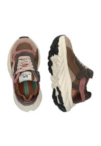 Sneakers met een mix van bruine mesh en roze accenten, voorzien van textuur, reflecterende veters, een klittenbandsluiting en een patroon op de zool.