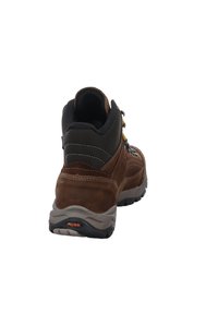 Brauner Wanderschuh aus Wildleder und Mesh-Materialien, gepolstertem Kragen, schwarzen Akzenten und robustem Profil. Verfügt über ein Schnürsystem und eine markierte Ferse.