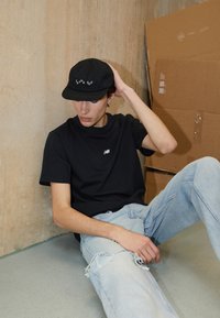 New Balance ATHLETICS GRAPHIC - Printtipaita - black