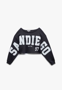 Czarny krótki sweatshirt z szerokim dekoltem. Posiada białe litery w blokowym stylu, które mówią "SANDIEGO" oraz numer "97". Miękki, teksturowany materiał.