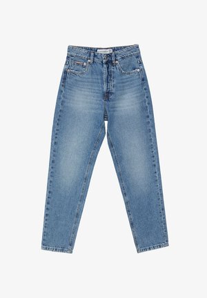 Jean bleu à taille haute, jambes droites, avec bouton et fermeture éclair à l'avant, cinq poches, et des détails délavés sur les cuisses.