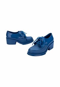 Scarpe blu con lacci e finitura lucida in vernice. Punta arrotondata e tacco a blocco, con dettagli di cuciture a contrasto e lacci testurizzati.