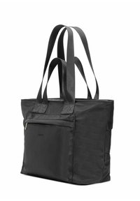 Czarna torba na ramię wykonana z trwałego materiału, posiadająca dwa długie uchwyty, przednią kieszeń na zamek oraz ustrukturyzowany prostokątny kształt.