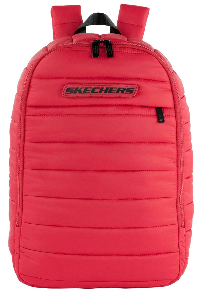 Mochila acolchada roja con correas ajustables, presenta un logo en la parte frontal. Cierre con cremallera y diseño con líneas acolchadas verticales.