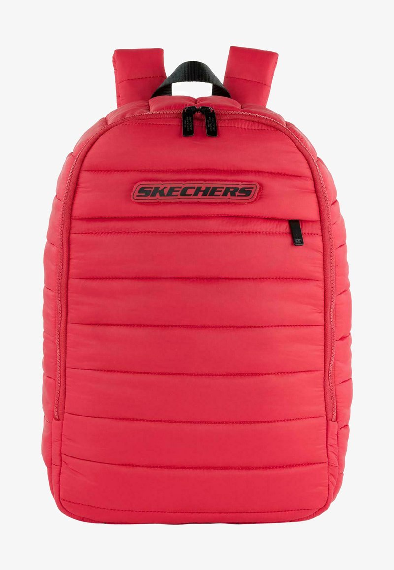 Mochila acolchada roja con correas ajustables, presenta un logo en la parte frontal. Cierre con cremallera y diseño con líneas acolchadas verticales.