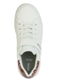 Hvide sneakers med en glat læderoverdel, snørebåndsdesign og en leopardprint-accent ved hælen. Har en polstret inderside for komfort.