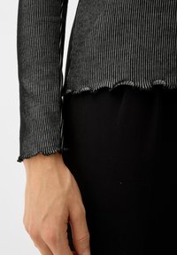 QS Longsleeve - schwarz