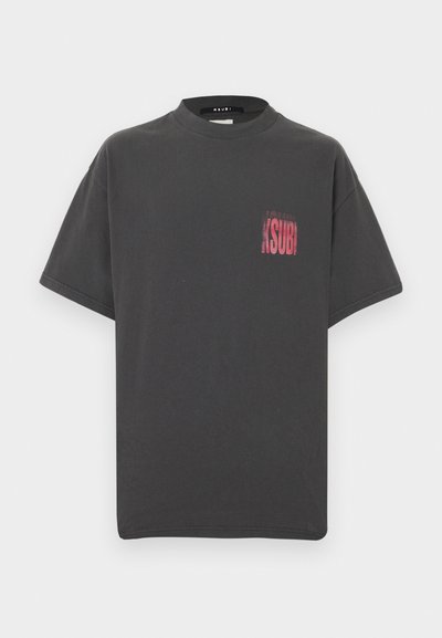 Γκρι βαμβακερό μπλουζάκι με στρογγυλή λαιμόκοψη και κοντά μανίκια. Μικρό κόκκινο τυπωμένο λογότυπο στην περιοχή της αριστερής τσέπης στο στήθος. Απλός σχεδιασμός.