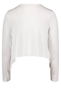 Weißer, verkürzter Pullover, lange Ärmel, weiche Textur, runder Ausschnitt, geschwungener Saum, leichtes Material, schlicht, ohne Muster oder Verzierungen.