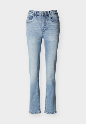 Jean bleu clair taille haute avec fermeture à boutons et zip à l'avant, poches avant et arrière, et jambes légèrement évasées sur fond uni.