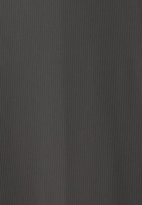 Gestructureerde zwarte stof met smalle verticale ribbels, die een consistent patroon en matte afwerking toont.