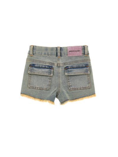 Shorts de mezclilla en azul claro con dobladillo deshilachado, que cuentan con dos bolsillos traseros y una etiqueta brillante púrpura en la cinturilla.