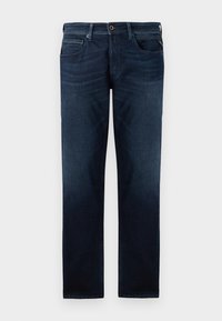 Jeans de mezclilla azul oscuro con un diseño de pierna recta, estilo de cinco bolsillos y un cierre de botón visible en la cintura. Textura suave.