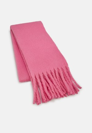 Écharpe en laine rose douce pliée avec de longues franges à une extrémité, présentée sur un fond clair uni.