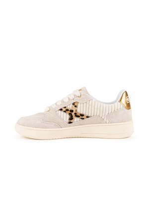 Sneaker in pelle scamosciata beige con tessuto a coste, lacci bianchi, dettaglio a X con stampa leopardo sul lato e linguetta dorata metallica sul tallone su suola bianca.