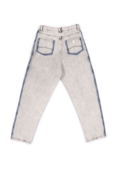Jeans in denim grigio chiaro con vestibilità ampia, vita elasticizzata, due tasche posteriori e strisce laterali blu. Tessuto morbido con cuciture visibili.