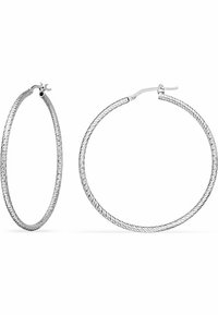 Orecchini a cerchio in argento con una design intrecciato, caratterizzati da una superficie liscia e un meccanismo di chiusura sicuro.