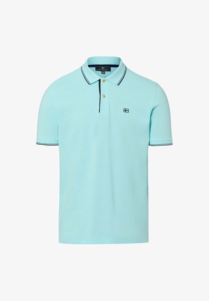 Hellblaues Polohemd mit kurzen Ärmeln, dunkelblauen Abschlüssen an Kragen und Bündchen, zwei Knöpfen und kleinem dunkelblauem Logo auf der linken Brustseite.