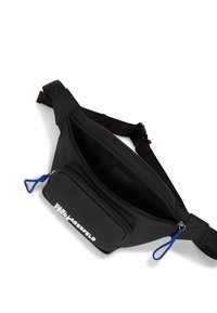 Schwarze Nylon-Gürteltasche mit verstellbarem Riemen, ausgestattet mit einem Hauptfach mit Reißverschluss, einer vorderen Reißverschlusstasche und blauen Zuglaschen. Der Text ist in Silber gedruckt.