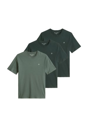 Trois t-shirts unis à manches courtes et col rond empilés, dans différentes nuances de vert foncé, chacun avec un petit logo blanc sur la poitrine gauche.