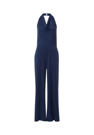 Combinaison bleu marine en tissu doux, avec un col halter, des jambes larges et un décolleté cowl. Texture lisse sans motifs visibles.