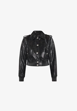 Giacca nera tagliata in pelle sintetica lucida e strutturata, con bottoni argentati, colletto classico e polsini a costine per un look aderente.