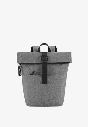 Grauer Stoff-Rucksack mit Rollverschluss, flacher Fronttasche, schwarzen Riemen und Schnallenbeschlägen. Texturiertes Material; minimalistisches Design.